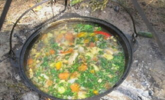 În ultima etapă, adăugați ierburi tocate. Ajustați adăugarea de sare și condimente. Gatiti vasul pana cand toate ingredientele sunt moi.