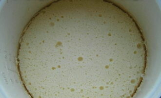 Ilagay ang mangkok sa multicooker at piliin ang Baking mode para sa 60-80 minuto. Ang oras ng pagluluto ay depende sa kapangyarihan ng multicooker. Upang maiwasan ang mga pagkakamali, pagkatapos ng apatnapu't limang minuto mula sa simula ng programa, buksan ang aparato at bahagyang pindutin ang ibabaw ng biskwit gamit ang iyong daliri. Kung ito ay hilaw at mamasa-masa, ipagpatuloy ang pagbe-bake at ulitin ang pagsubok ng doneness mamaya. Kung ang kuwarta ay tuyo at inihurnong, handa na ang biskwit.
