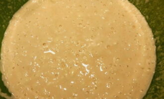 Paano magluto ng masarap na tinapay sa isang mabagal na kusinilya? Una sa lahat, ihanda ang kuwarta. Ibuhos ang tubig na pinainit sa apatnapung degree sa isang mangkok, magdagdag ng butil na asukal, asin at tuyong lebadura. Paghaluin ang lahat gamit ang isang whisk at tiyaking matutunaw ang mga tuyong particle. Magdagdag ng isa at kalahating tasa ng harina mula sa kabuuang halaga at pukawin muli gamit ang isang whisk hanggang makinis. Takpan ang mangkok na may nagresultang masa gamit ang isang tuwalya at mag-iwan sa isang mainit na lugar sa loob ng tatlumpung minuto.