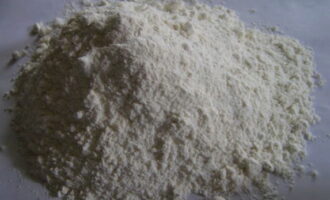 Bột làm bánh manti rất dễ làm tại nhà. Đong lượng bột mì cần thiết.