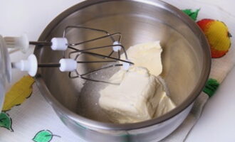 Els waffles vienesos són molt fàcils de preparar. Traieu la mantega de la nevera amb antelació perquè quedi suau. A continuació, tritureu el producte juntament amb el sucre. És convenient utilitzar una batedora per a això.