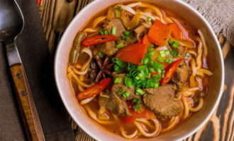 เมื่อเสิร์ฟ เสริมสตูว์ด้วยบะหมี่เส้นยาวแบบโฮมเมด และตกแต่งด้วยสมุนไพรสับ lagman เนื้อคลาสสิกพร้อมแล้ว! อร่อย!