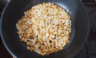 Hoe maak je heerlijke dumplings met aardappelen? Was de aardappelen, schil en kook. Verwijder de schil van de ui, hak hem fijn en bak hem in zonnebloemolie goudbruin. Hoe maak je heerlijke dumplings met aardappelen? Was de aardappelen, schil en kook. Verwijder de schil van de ui, hak hem fijn en bak hem in zonnebloemolie goudbruin.