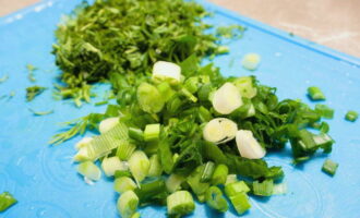 Rentem les herbes fresques i les piquem ben fines.
