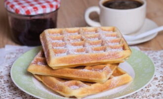 Serviu gofres vieneses suaus a la taula. Si es desitja, les postres es poden decorar amb sucre en pols o baies.