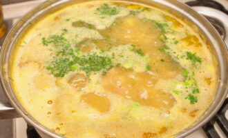Afegiu cebes i pastanagues saltejades, així com verdures, a la sopa. Continueu cuinant fins que les patates estiguin toves.