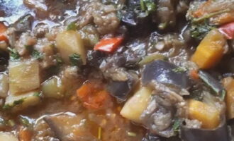 Voeg vervolgens de knoflook toe, haal hem eerst door een pers of hak hem fijn met een mes. Meng de groenten grondig en laat afgedekt ongeveer 20 minuten koken. Snijd de gedroogde greens fijn en voeg toe aan de ketel, zout, peper en voeg suneli-hop toe.