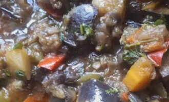Roer het gerecht goed door, breng aan de kook, zet het vuur uit en laat het ongeveer 10-15 minuten staan, zodat de ajapsandali kan trekken en de aroma's kan absorberen.