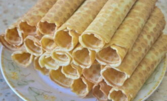 D'aquesta manera enfornem gofres de tota la massa i les enrotllem en tubs. Servim els productes al forn quan s'han refredat; en aquest estat, les neules es tornen cruixents, esmicolen i es fonen a la boca.