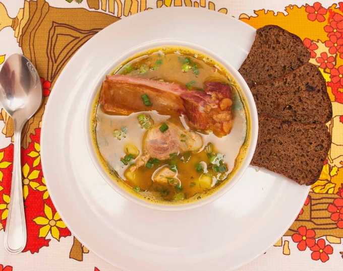 Sopa de pèsols amb carns fumades