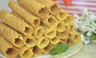 Si es desitja, els tubs es poden omplir amb crema amb poca humitat. Per exemple, llet condensada bullida o nata muntada. Però les gofres són molt saboroses fins i tot sense farcir.