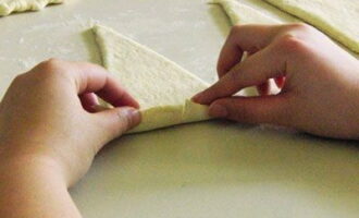 A la base de cada triangle fem un petit tall.