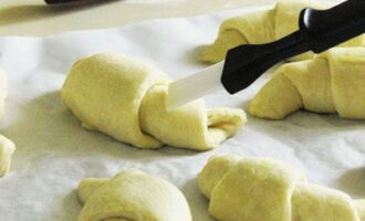 A continuació, arrebossem els croissants amb oli vegetal.