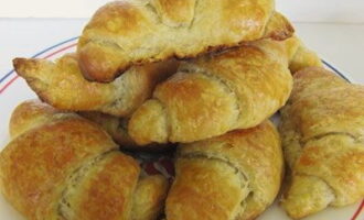 Transferiu els croissants calents i rosats a un plat. A punt!