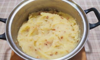 Als de aardappelen klaar zijn, giet je ze af in een aparte kom. Pureer de aardappelen en voeg geleidelijk het kookwater toe. Breng de puree tot een gladde massa, voeg dan de gebakken ui toe en meng goed, voeg zout toe en breng op smaak. De vulling is klaar. Als de aardappelen klaar zijn, giet je ze af in een aparte kom. Pureer de aardappelen en voeg geleidelijk het kookwater toe. Breng de puree tot een gladde massa, voeg dan de gebakken ui toe en meng goed, voeg zout toe en breng op smaak. De vulling is klaar.