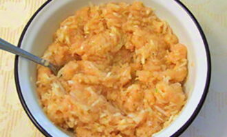 Barrejar la carn picada amb la ceba, afegir sal, salpebrar al gust i barrejar. Barrejar la carn picada amb la ceba, afegir sal, salpebrar al gust i barrejar.