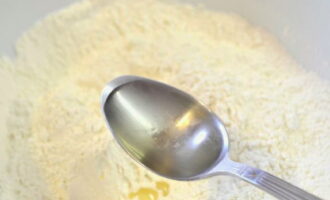 Tillsätt 2 matskedar solrosolja till mjölet.