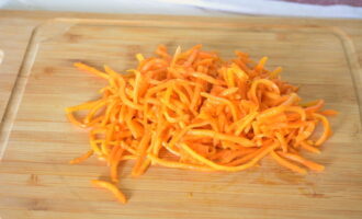 Gupitin ang Korean carrot sticks sa ilang piraso.