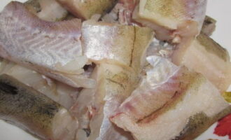 We snijden elke vis in verschillende delen. Verwijder voorzichtig de botten. Wij werken uitsluitend met filets.