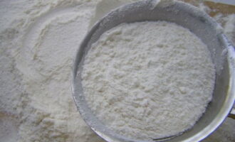 Cẩn thận rây sản phẩm khô qua rây nhiều lần. Bột phải thoáng và không bị vón cục.