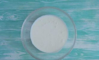 Hoe baursaks thuis koken volgens het klassieke Kazachse recept? Giet de benodigde hoeveelheid kefir in een diepe container.