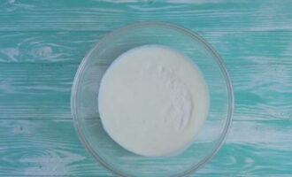 Voeg vervolgens baking soda toe en meng het mengsel goed totdat een karakteristieke reactie ontstaat.