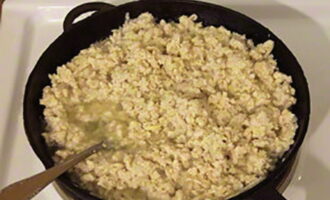 Fregiu la carn picada en oli vegetal. Fregiu la carn picada en oli vegetal.