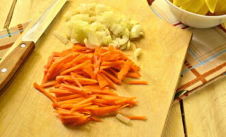 Tăiați morcovii fâșii subțiri și tăiați ceapa. Prăjiți legumele timp de 3 minute în ulei vegetal, apoi adăugați-le în supă.