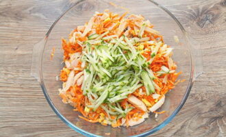 ล้างแตงกวาให้แห้งด้วยผ้ากระดาษแล้วหั่นเป็นเส้นบาง ๆ