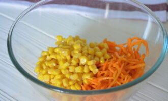 Alisan ng tubig ang juice mula sa mais at ilagay sa isang mangkok ng salad.