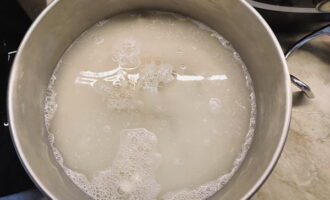 Se încălzește apa la 36-37 de grade. Turnați apă într-un bol cu ingrediente uscate. Se încălzește apa la 36-37 de grade. Turnați apă într-un bol cu ingrediente uscate.
