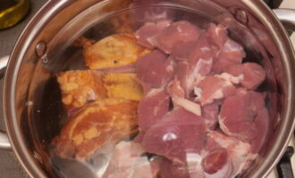 Poseu els productes carnis en una cassola i ompliu-los d'aigua. Posar al foc i coure durant 30 minuts després de bullir.