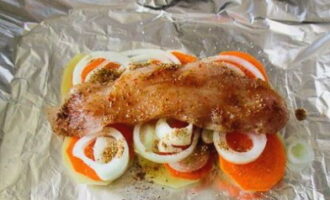 วางชิ้นเนื้อไว้บนผัก