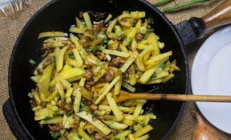 Als de aardappelen bijna klaar zijn, voeg je de champignons en uien toe, zout en breng op smaak en bak nog eens 5-10 minuten. Serveer het gerecht warm met zure room en kruiden. Als de aardappelen bijna klaar zijn, voeg je de champignons en uien toe, zout en breng op smaak en bak nog eens 5-10 minuten. Serveer het gerecht warm met zure room en kruiden.