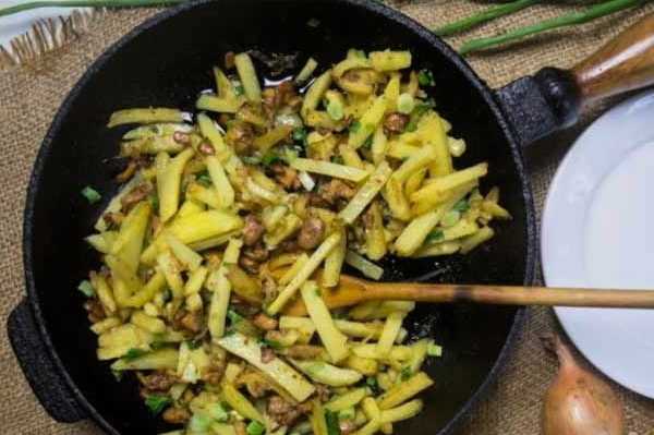 Gebakken aardappelen met champignons