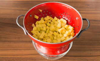 Peleu les patates, renteu-les i talleu-les a daus. Peleu les patates, renteu-les i talleu-les a daus.