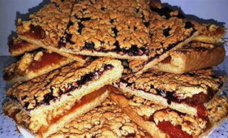 Haal het deeg uit de koelkast en verdeel het in twee delen. Het ene deel zal dienen als basis voor de bessentaart en het tweede voor decoratie.