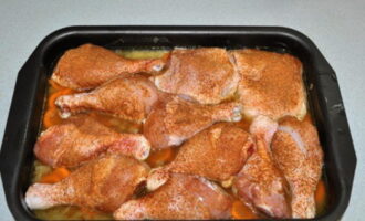 เคลือบไก่ด้วยเกลือ ปาปริก้า และเครื่องปรุงรส วางเนื้อลงในถาดอบพร้อมส่วนผสมที่เหลือ เทน้ำลงไปซึ่งควรปิดซีเรียลให้มิด
