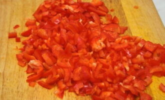 Verwijder voorzichtig de zaadjes uit de paprika. We hakken het fruit zelf met een mes.