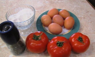 För att laga äggröra med tomater i en stekpanna, förbered först alla nödvändiga ingredienser.