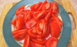 Skär de skalade tomaterna i skivor.