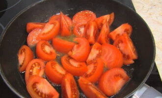 Hetta upp en djup stekpanna på hög värme. Häll en liten mängd vegetabilisk olja och tillsätt sedan de hackade tomaterna.