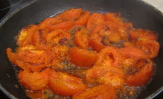 Sänk värmen till medel och stek tomaterna tills de är mjuka.