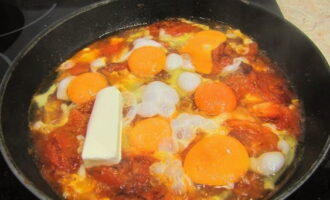 Knäck sedan det erforderliga antalet kycklingägg i stekpannan, tillsätt salt och peppar, täck med lock och koka i cirka 5 minuter.