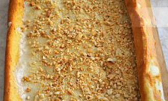 Klop zure room met suiker. Je kunt alle noten gebruiken die je lekker vindt, ze hakken en in de oven drogen. Nadat het biscuitgebak is afgekoeld, pakt u het voorzichtig uit, bestrijkt u het met room en bestrooit u met noten.