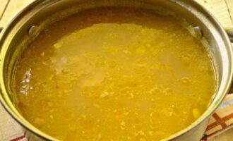 Sarați supa după gust și continuați gătirea până când toate ingredientele sunt gata.