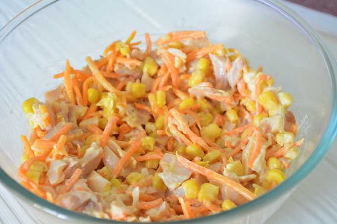 Salad na may pinausukang manok at mais