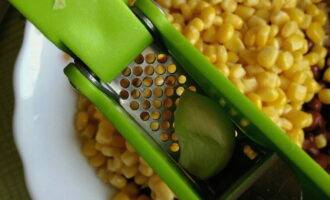 Pelem els alls i els passem per una premsa. Pelem els alls i els passem per una premsa.