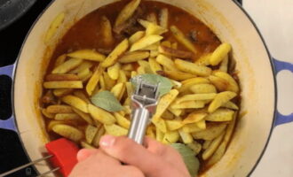 Sărați conținutul cazanului. Adăugați la aceasta frunze de dafin și usturoi tocat. Se fierbe la foc mic timp de 1 oră.