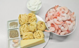Cum să gătești paste cu creveți în sos cremos? În primul rând, pregătiți toate ingredientele necesare în cantitatea necesară.